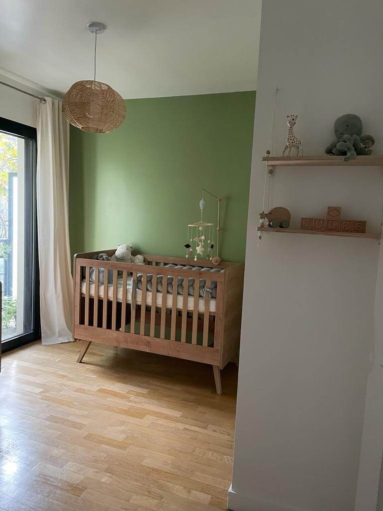 chambre bébé vert et bois naturel
