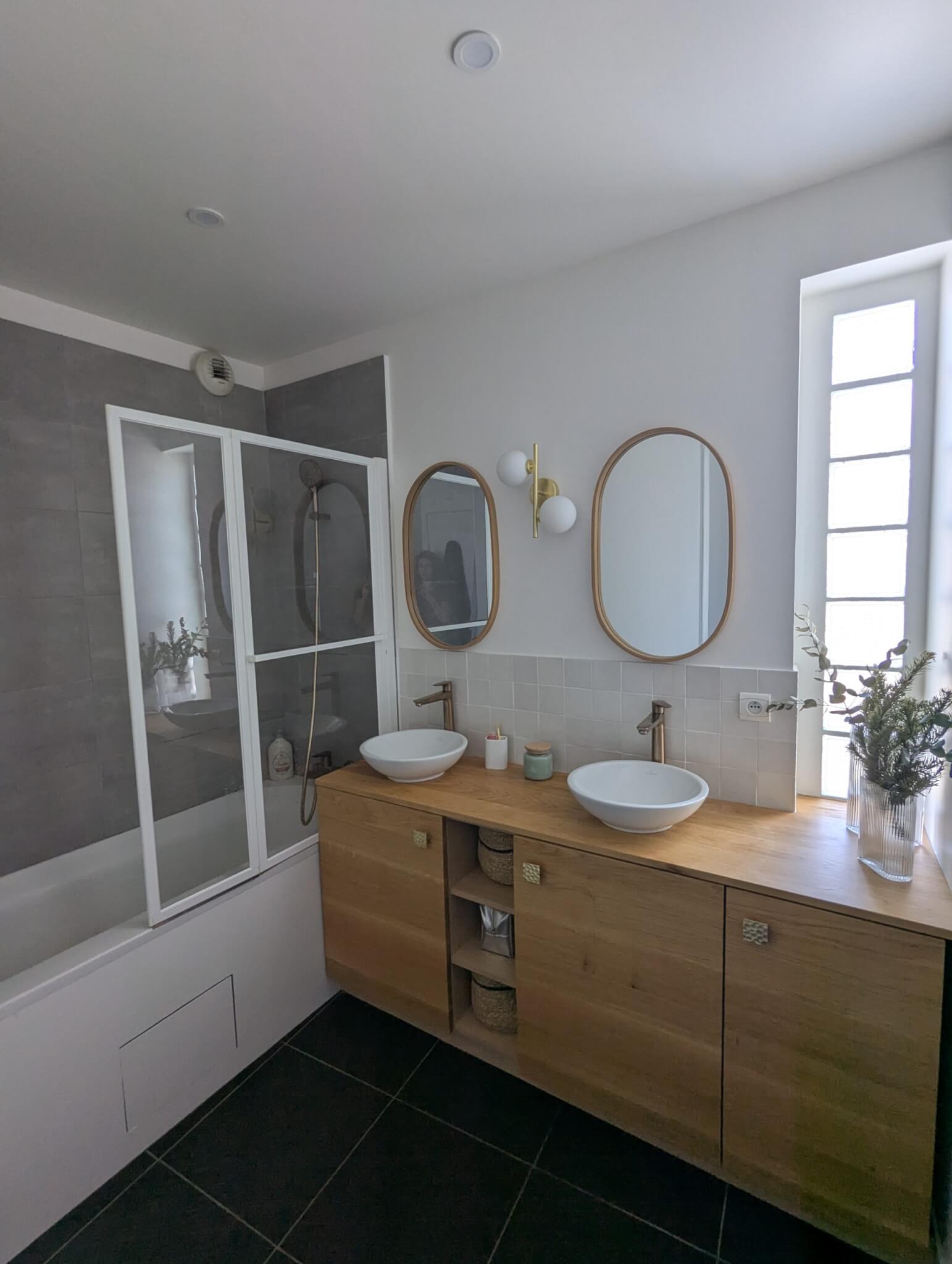 salle de bain intemporelle beige anthracite zellige meuble sur mesure en chene