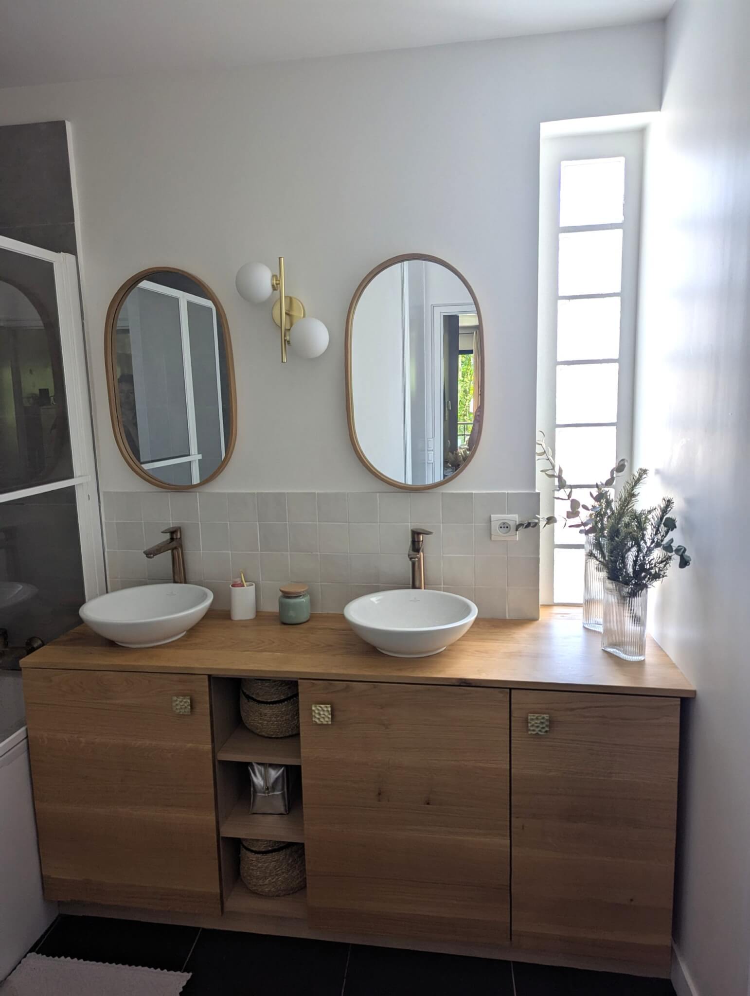 salle de bain belle et fonctionnelle avec meuble sur mesure en chene