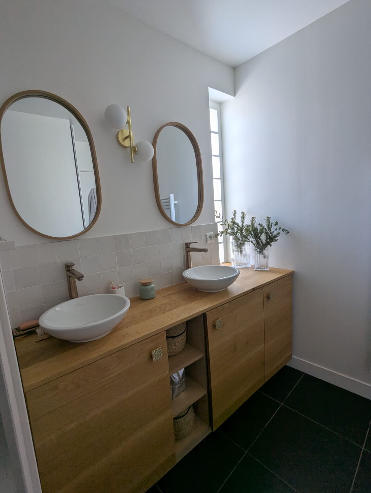 belle rénovation de salle de bain chaleureuse fonctionnelle