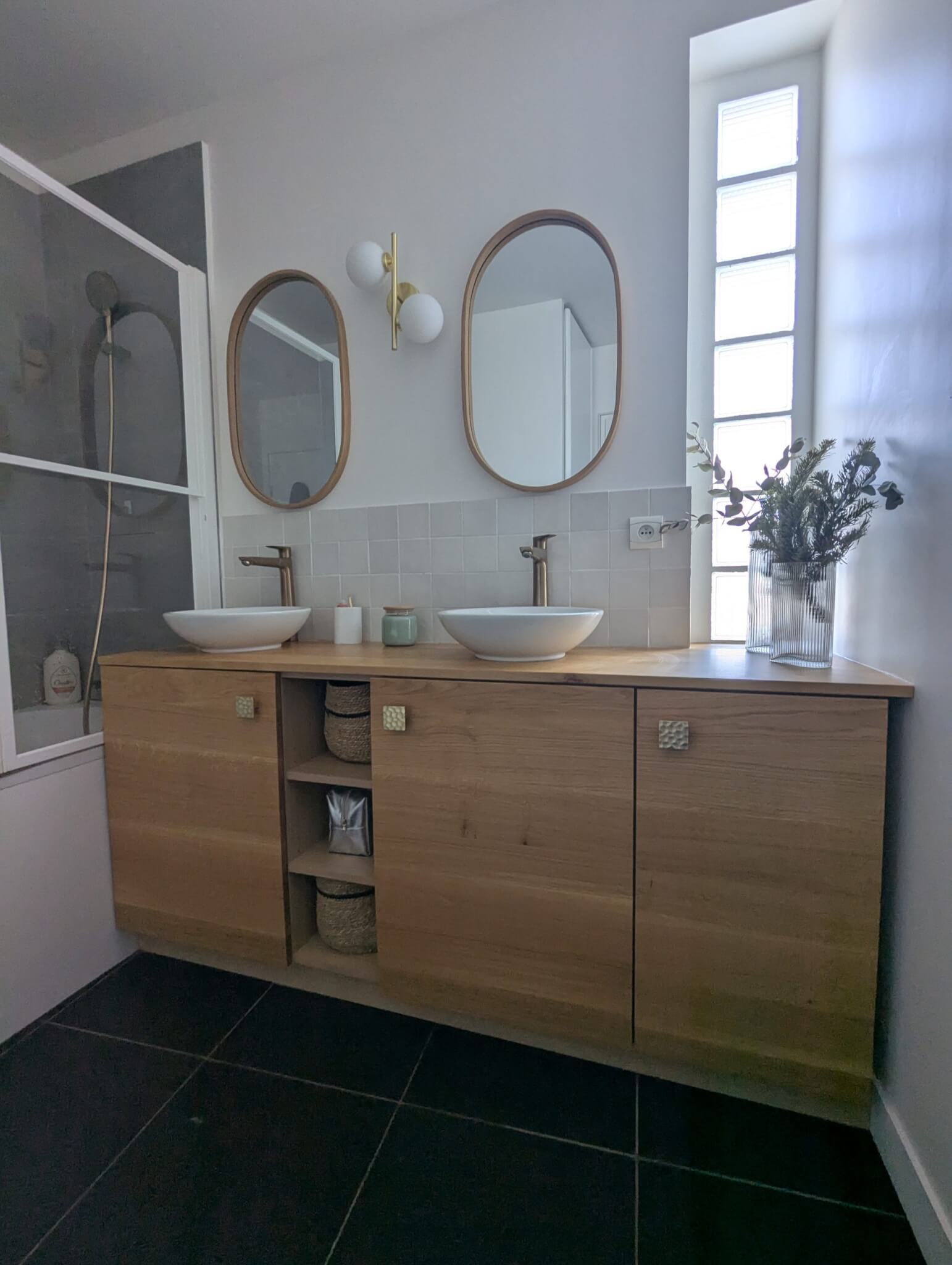 meuble sur mesure en chene pour renovation complete de salle de bain