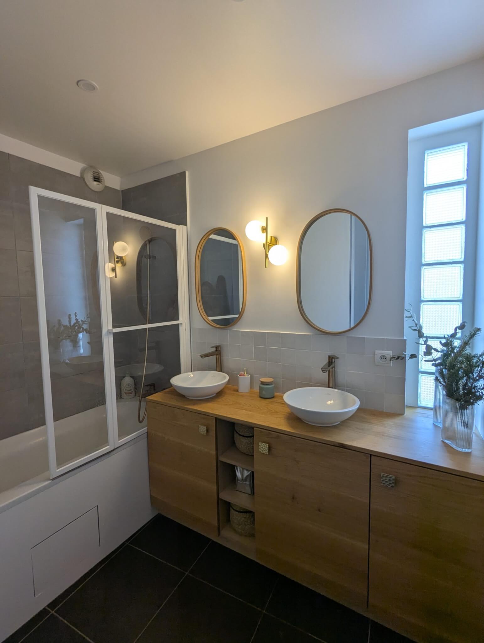 salle de bain avec decoration intemporelle chaleureuse bois applique verre et laiton zellige