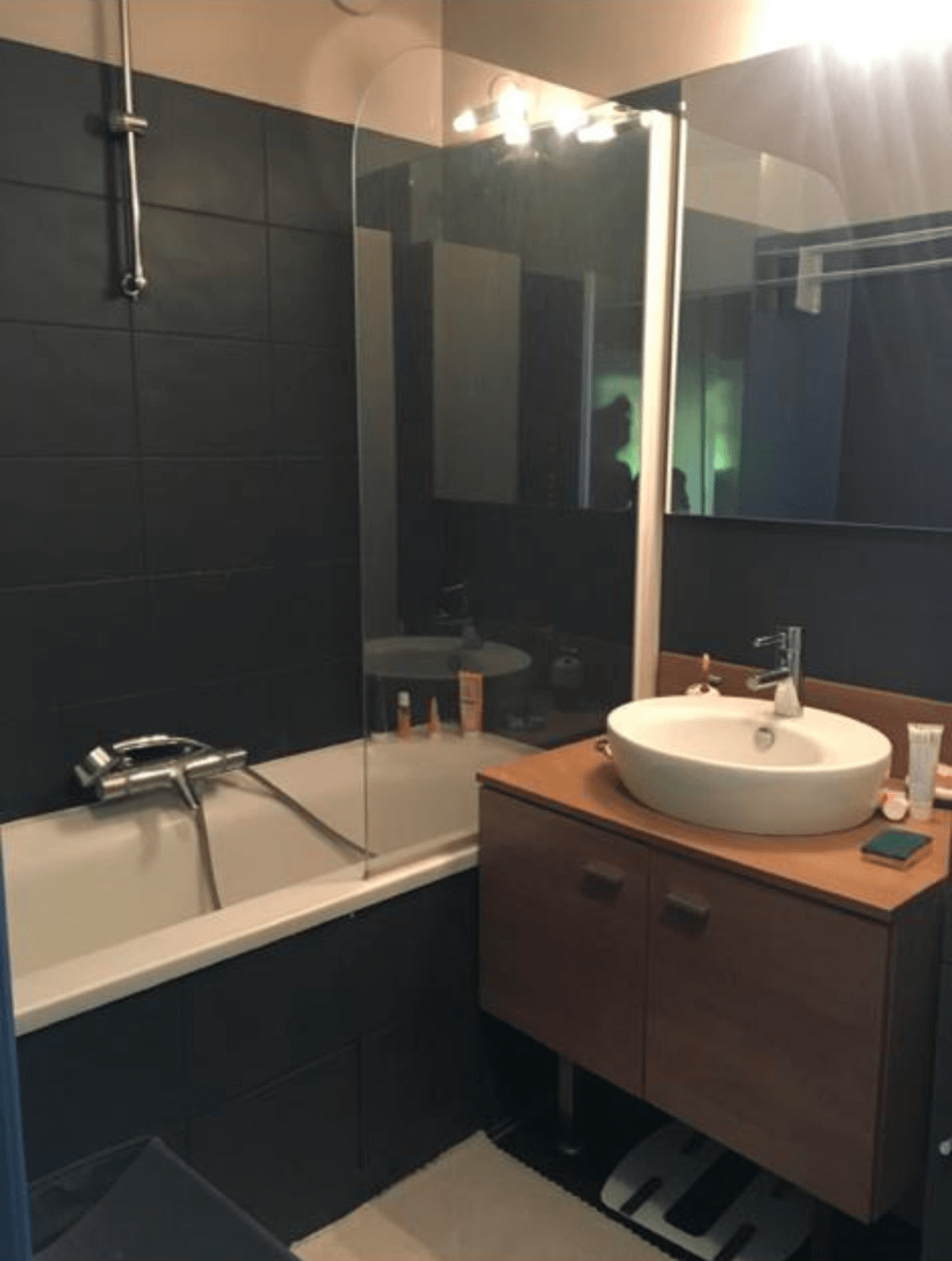 olivia jauffret fondatrice vert mandarine phot de salle de bain avant travaux vue de la baignoire