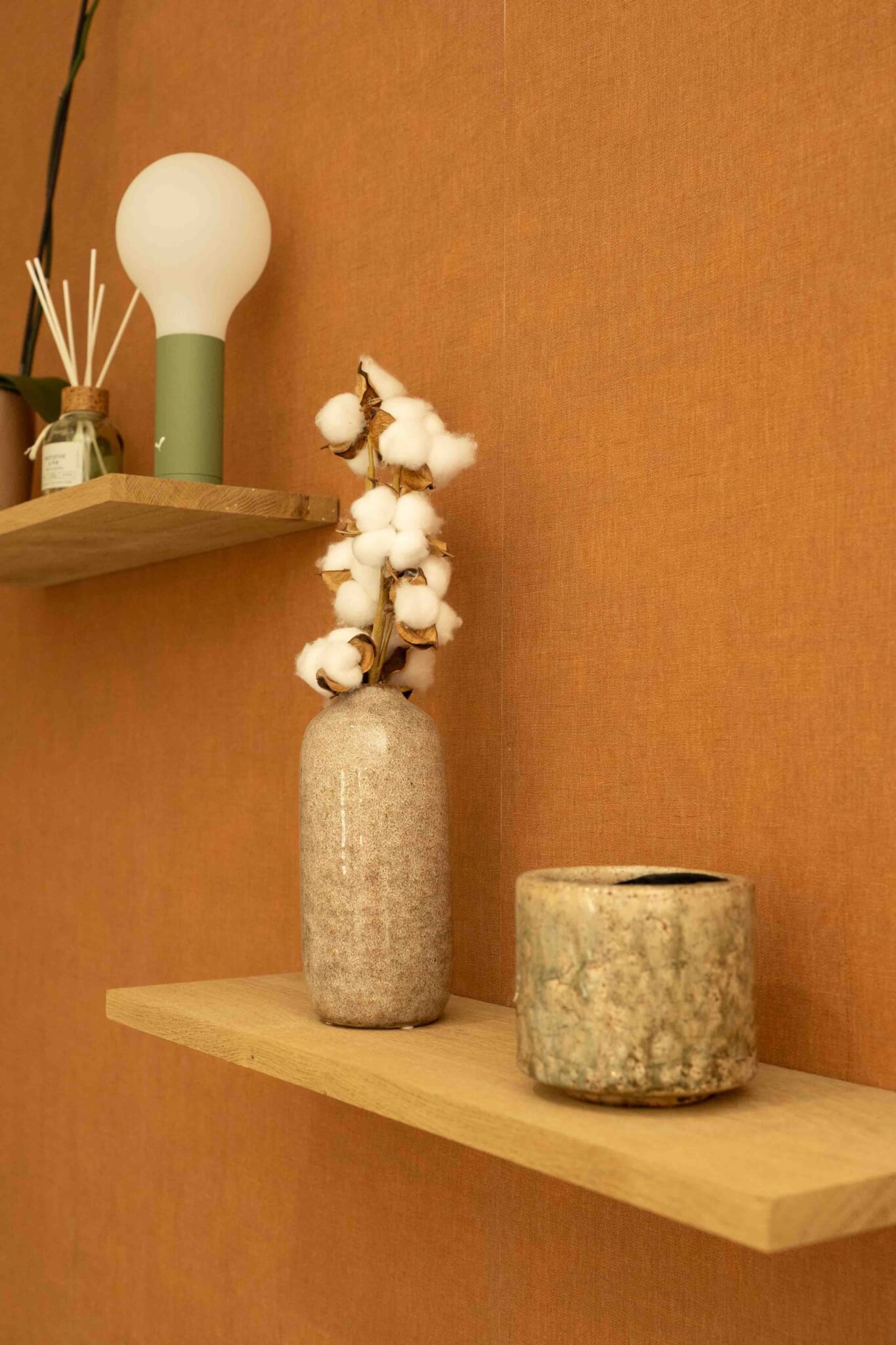 salon de coiffure papier peint ocre avec étagères bois