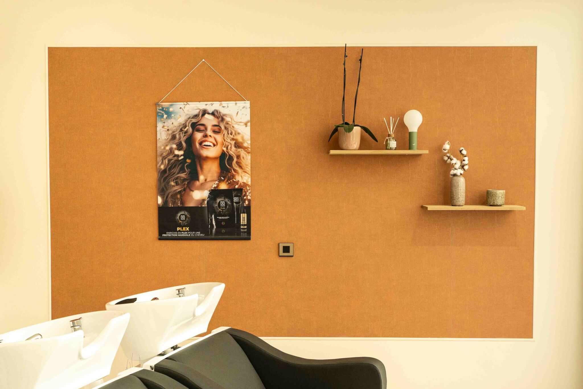 salon de coiffure papier peint ocre texturé