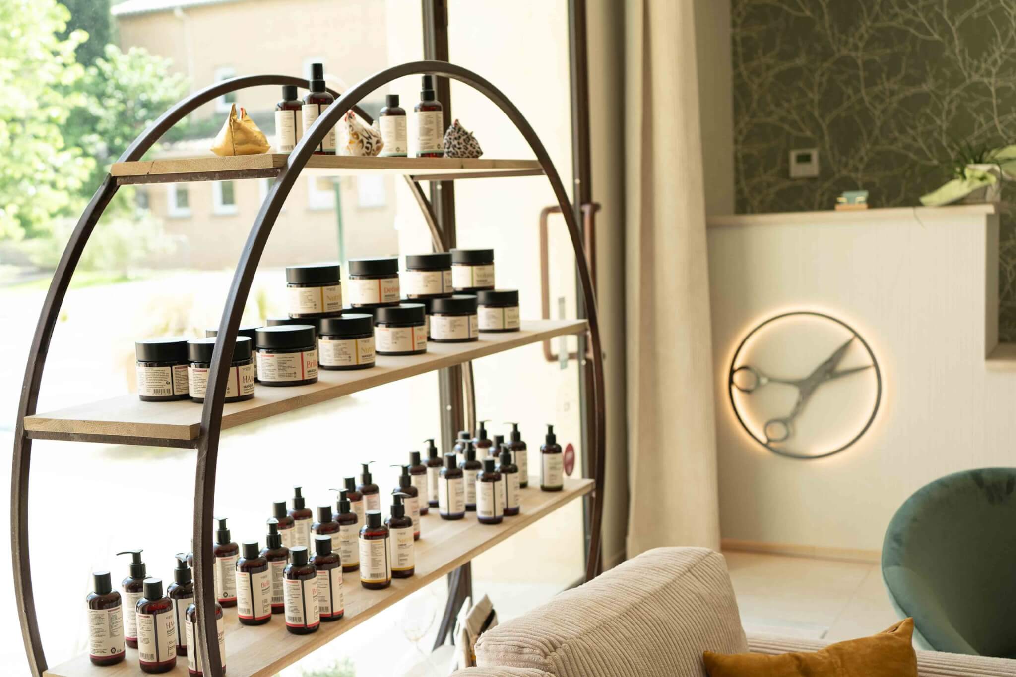 salon de coiffure zone attente avec coin canapé cosy