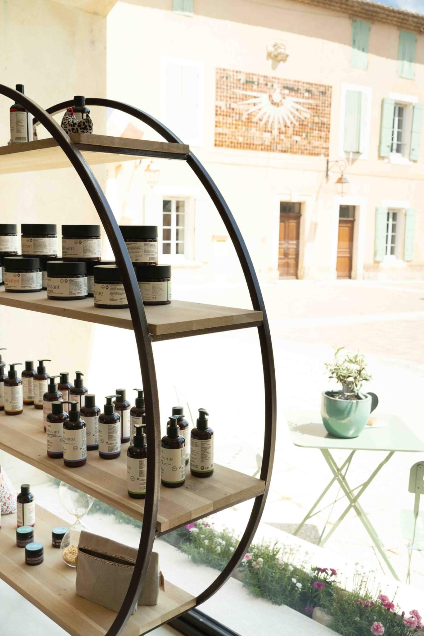 salon de coiffure étagère ronde sur mesure en fer forgé et bois