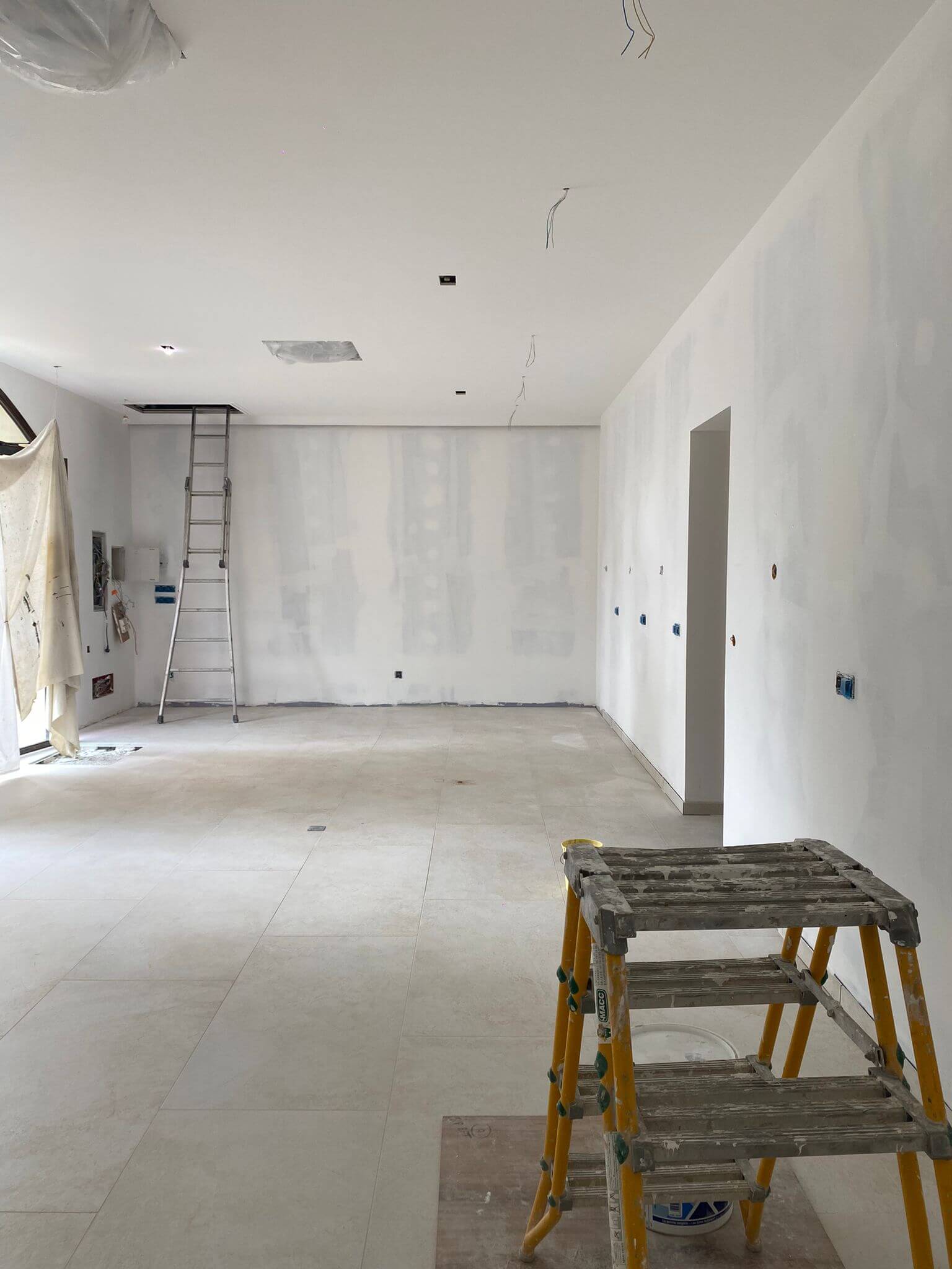 salon de coiffure pendant travaux avant decoration finale vue sur accueil