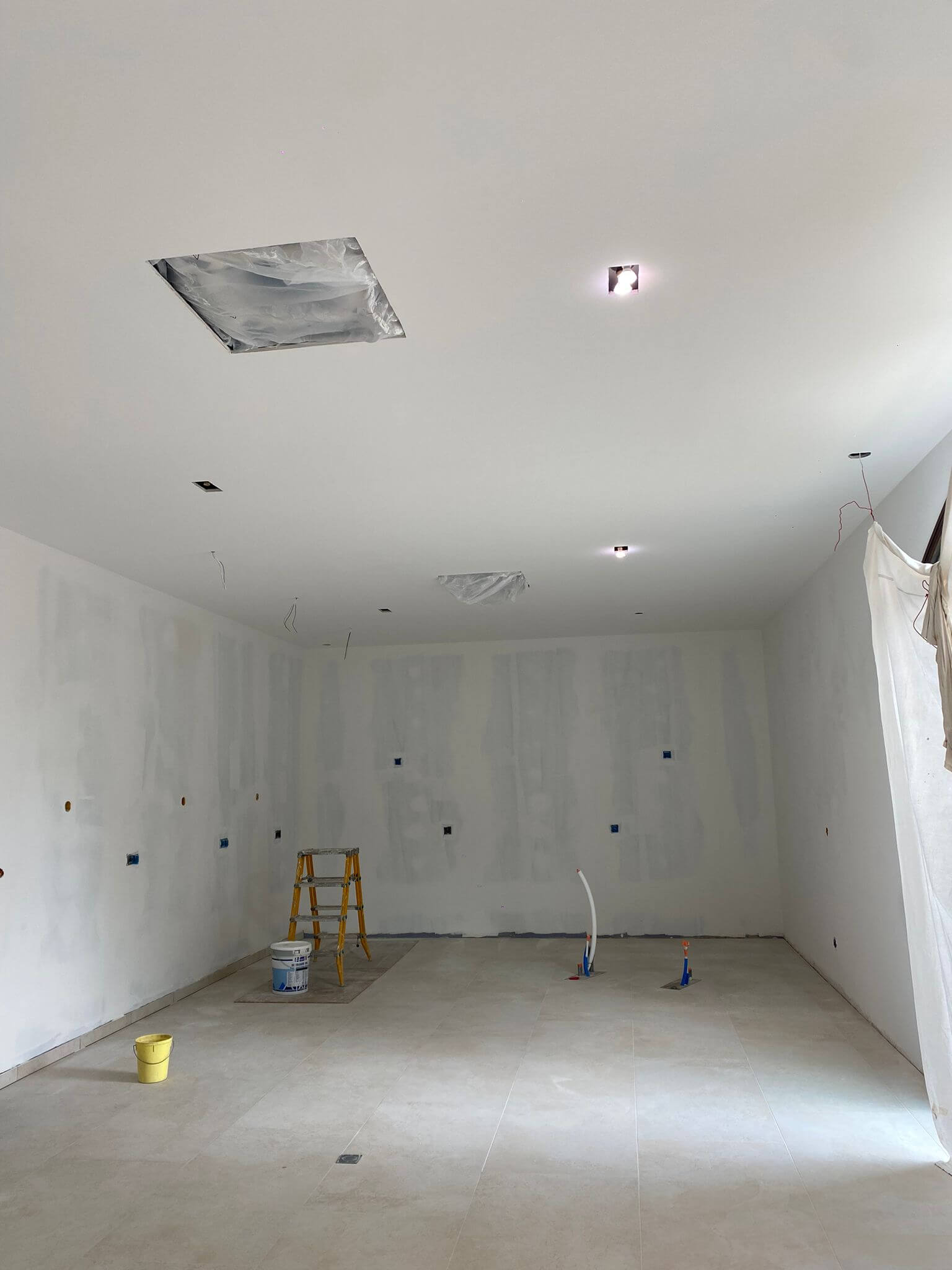 salon de coiffure avant travaux de decoration vue sur la zone coiffage et shampooing et attente