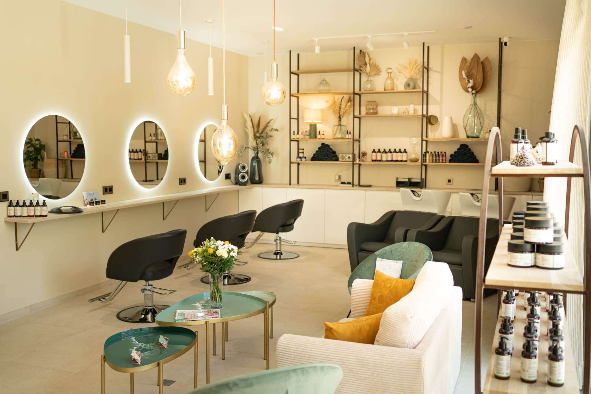 olivia jauffret decoratrice et coloriste d'interieur fondatrice vert mandarine amenagement decoration salon de coiffure