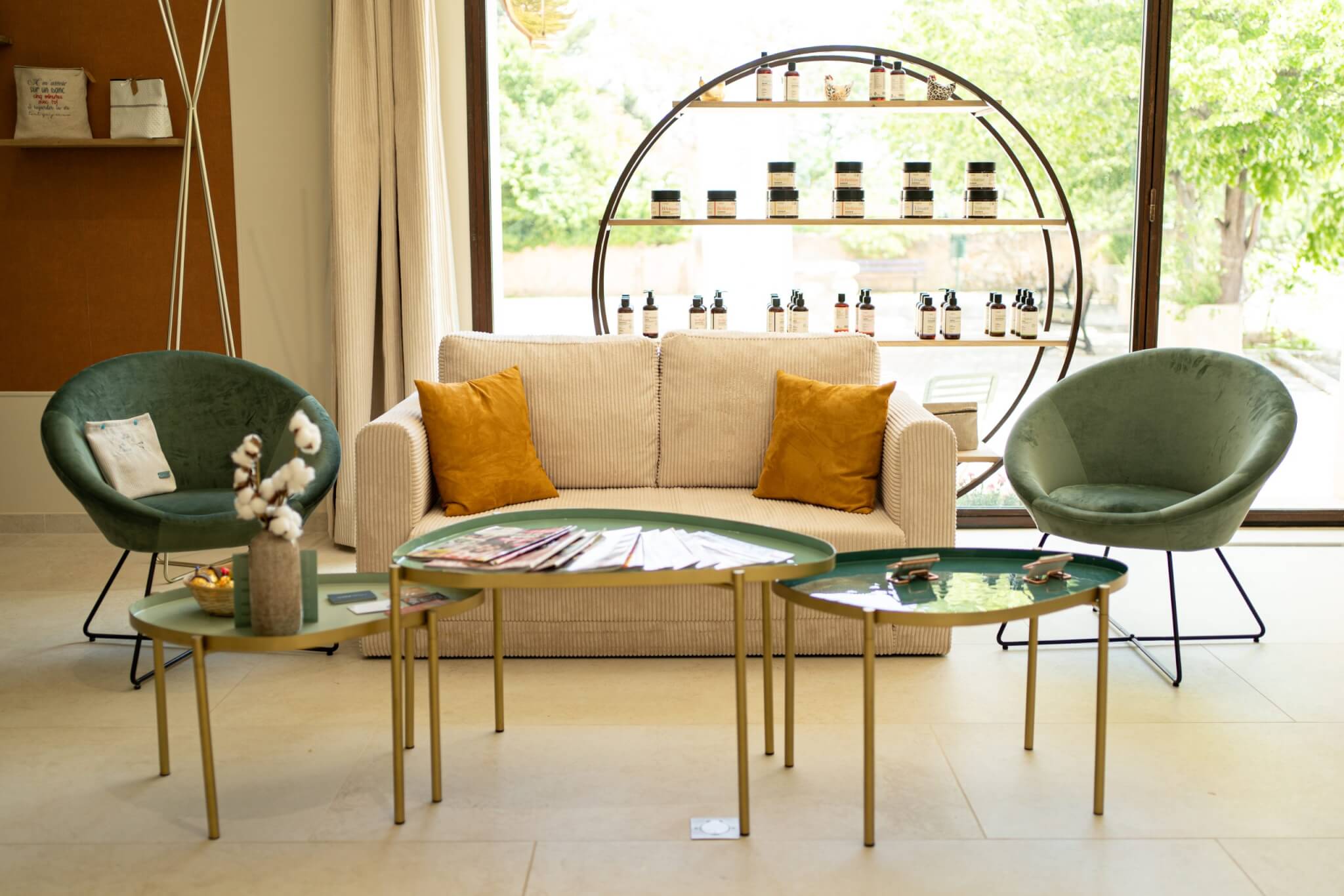 olivia jauffret decoratrice et coloriste d'interieur fondatrice vert mandarine amenagement decoration salon de coiffure