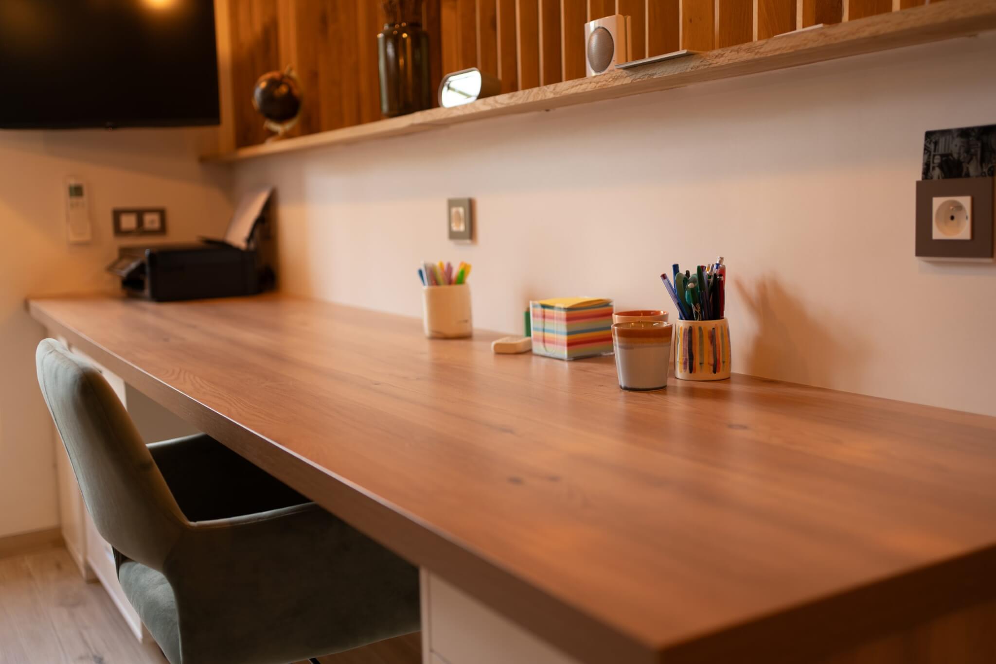 plan de travail pour bureau chaise verte en velours