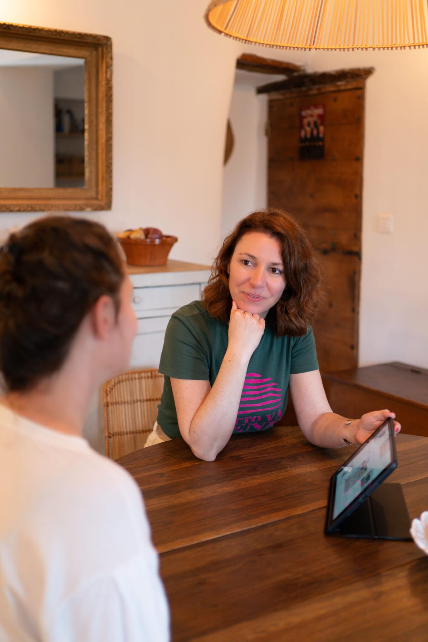 olivia jauffret decoratrice et coloriste d'interieur, fondatrice vert mandarine discussion avec une cliente pour amenager decorer cuisine salle a manger