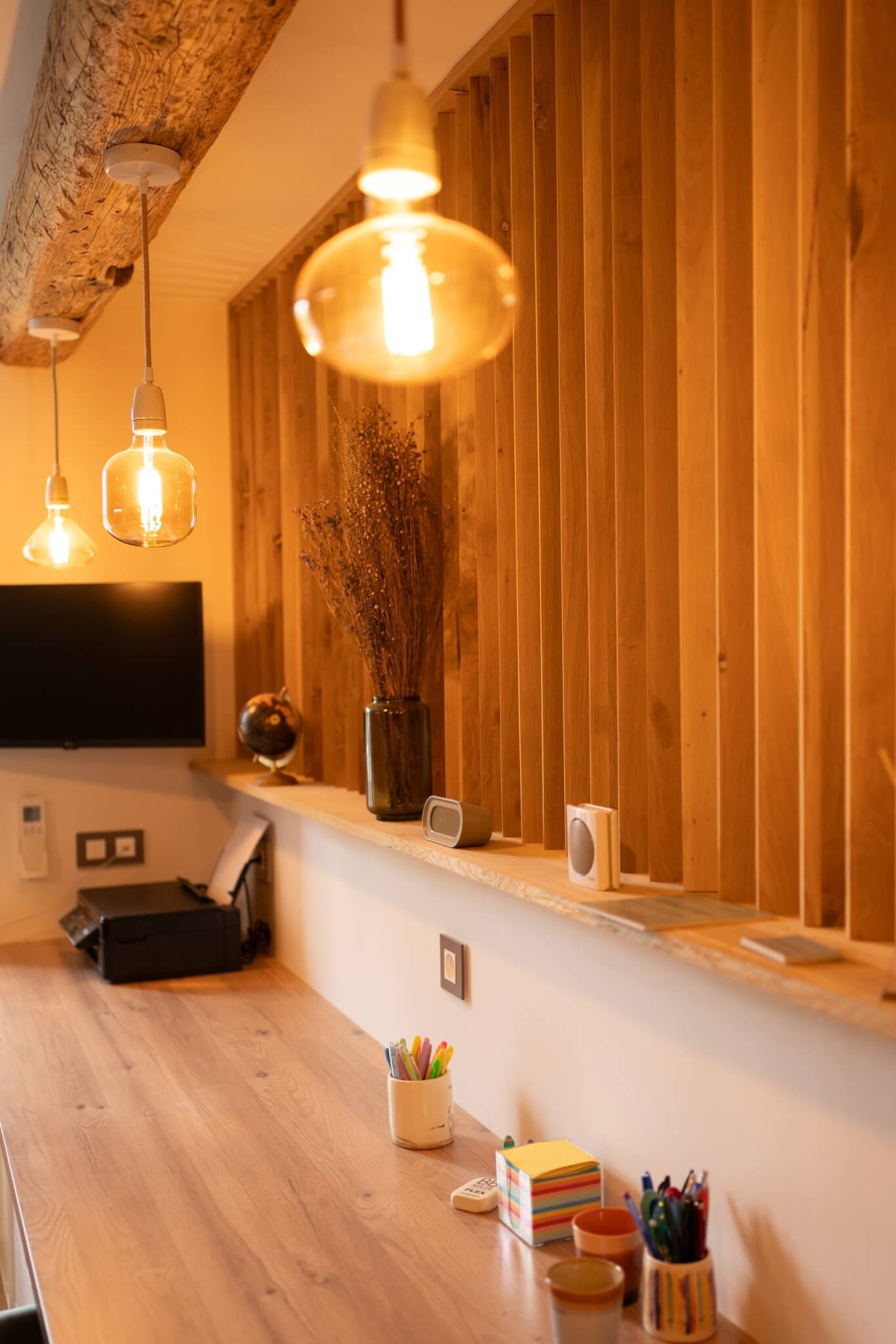 espace bureau optimise bois TV sur bras articulé