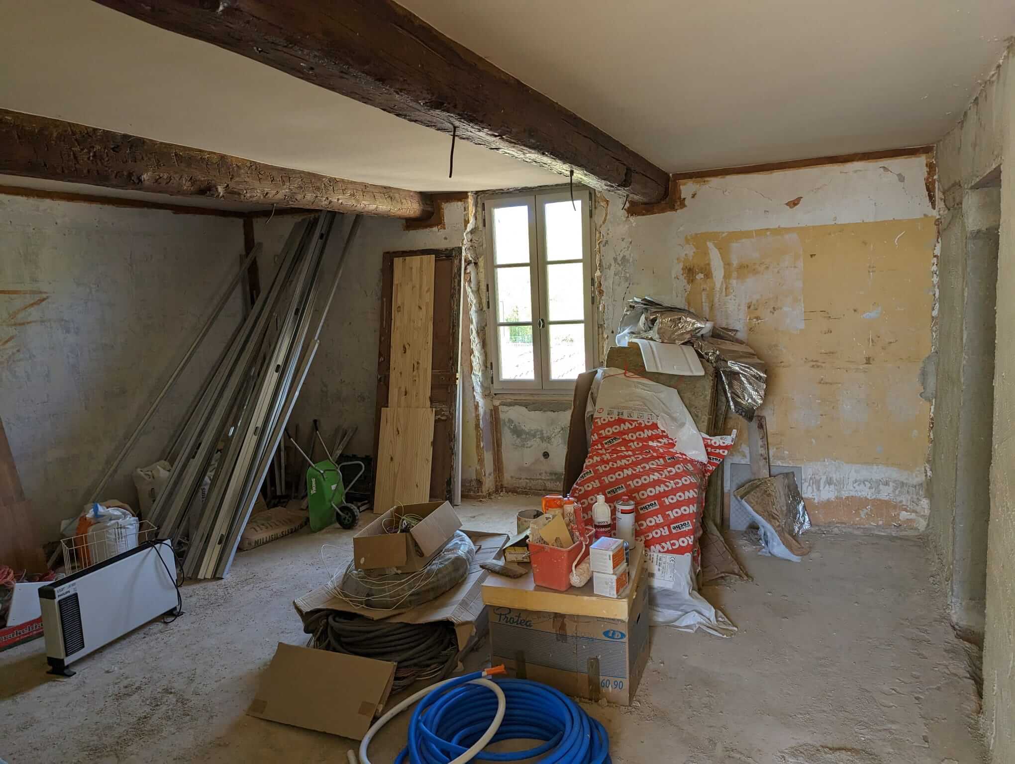 salle de pause côté bureau et accès aux toilettes avant travaux