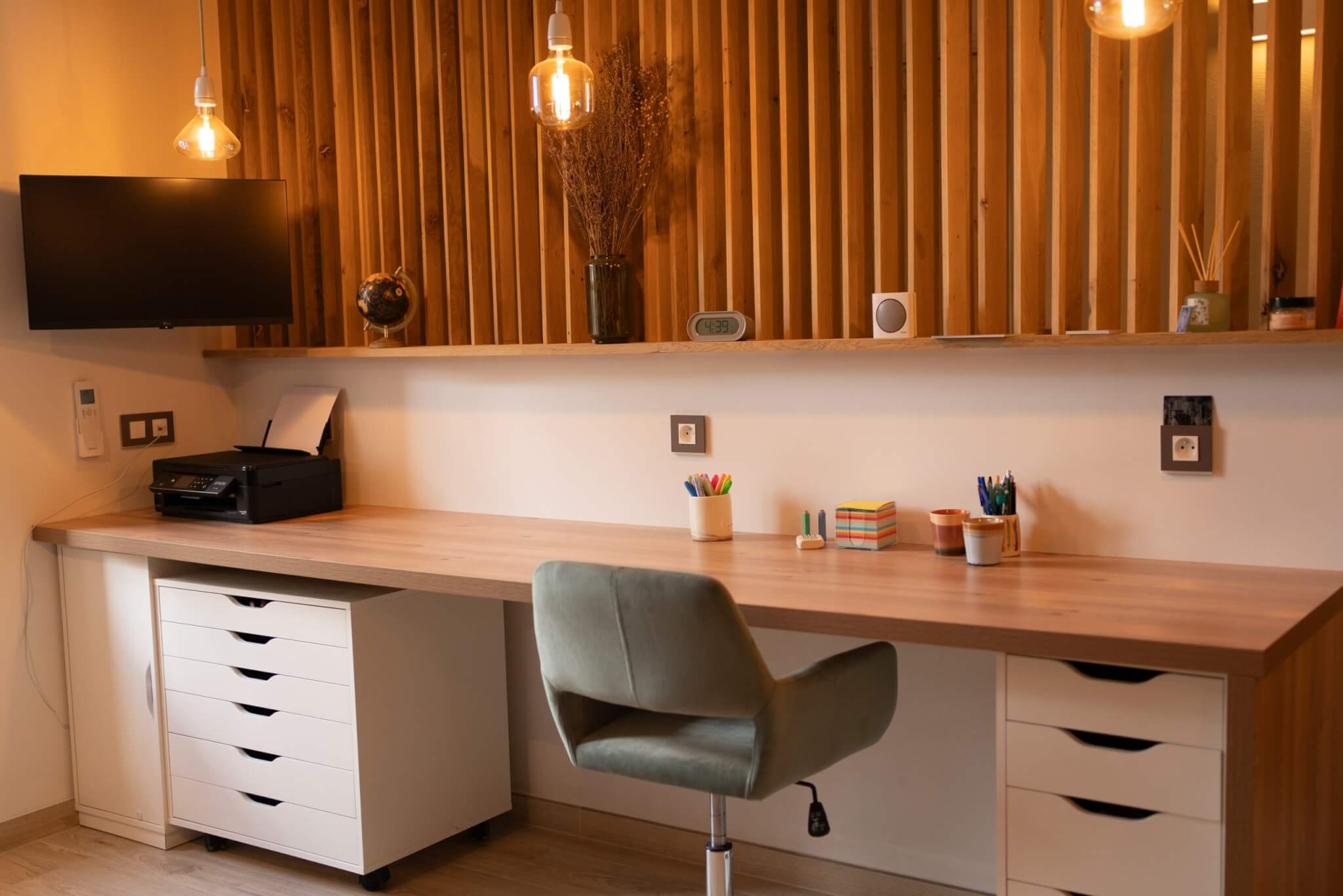 grand espace bureau blanc et bois avec des aménagements optimisés et claustra