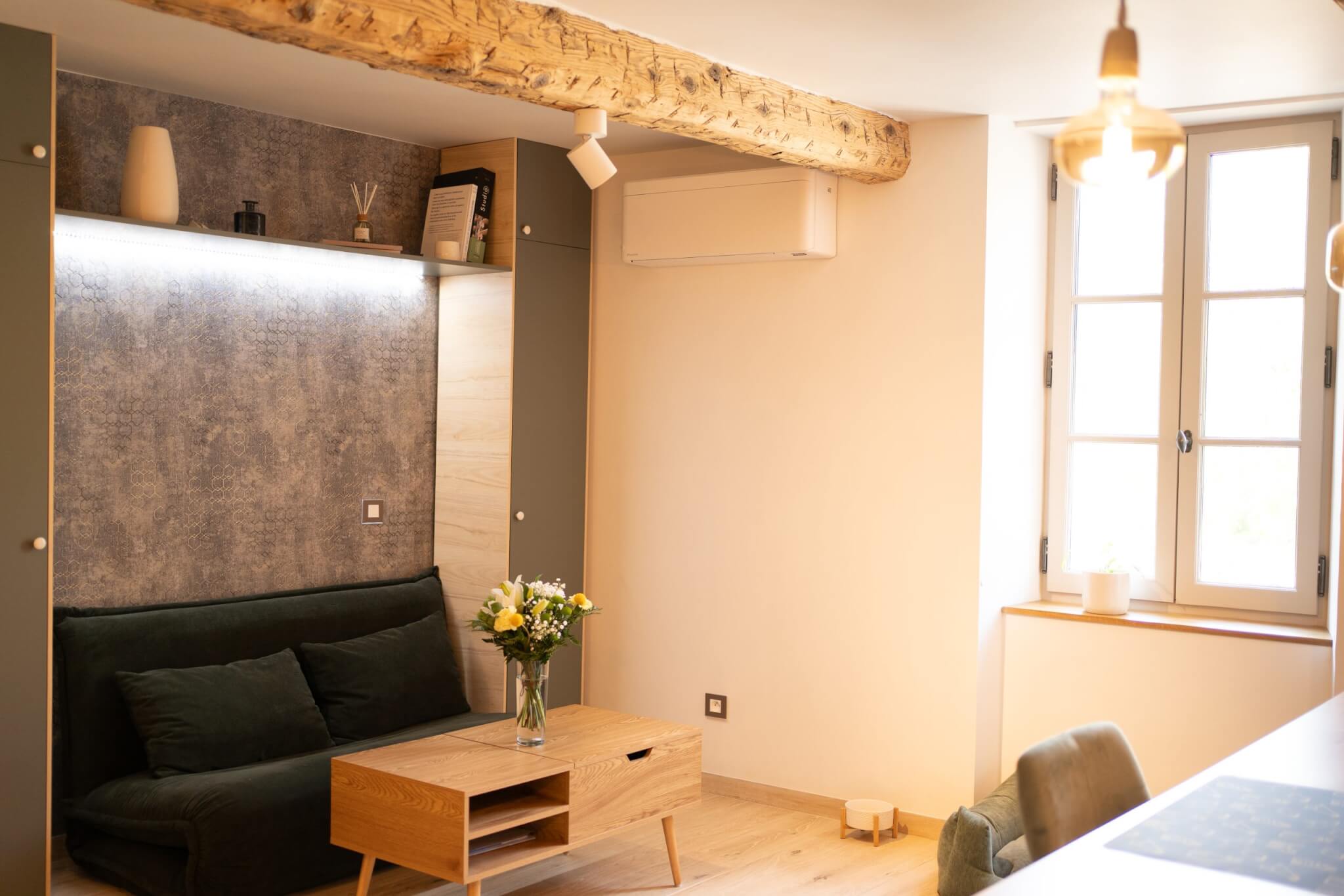 meuble pont qui encadre le canapé de l'espace détente