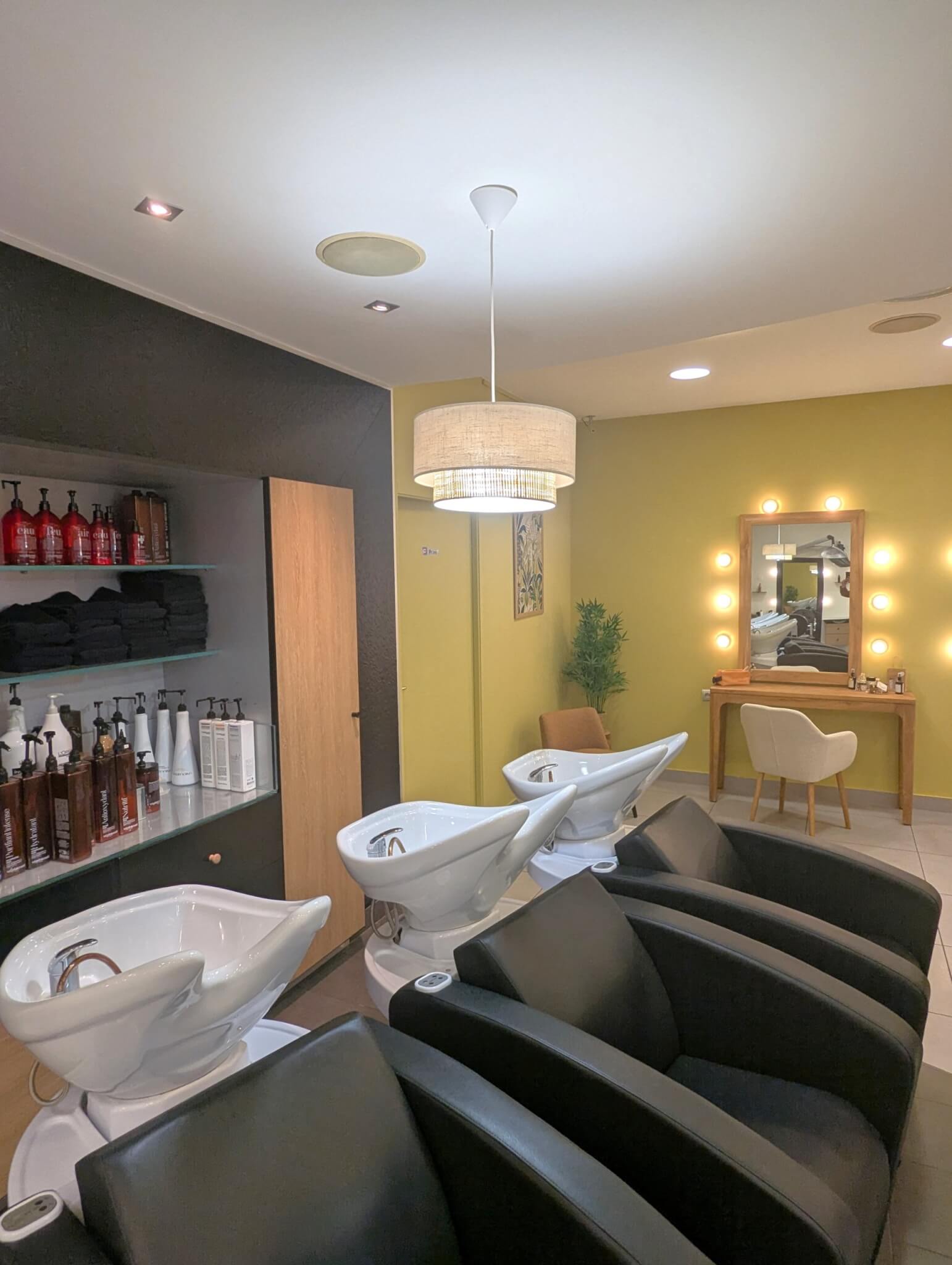 rénovation salon de coiffure aide au choix des couleurs jaune olivia jauffret décoratrice d'intérieur