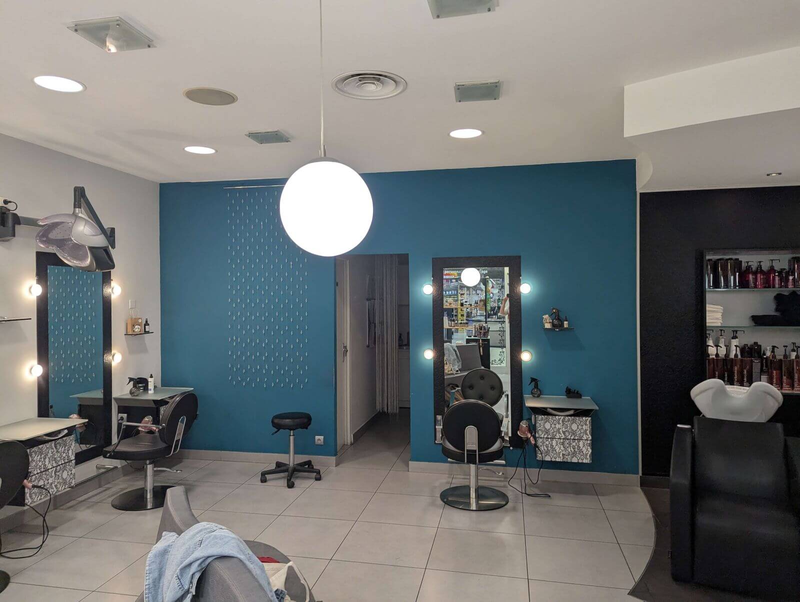 transformation d'un salon de coiffure ambiance froide en chaleureux et accueillant