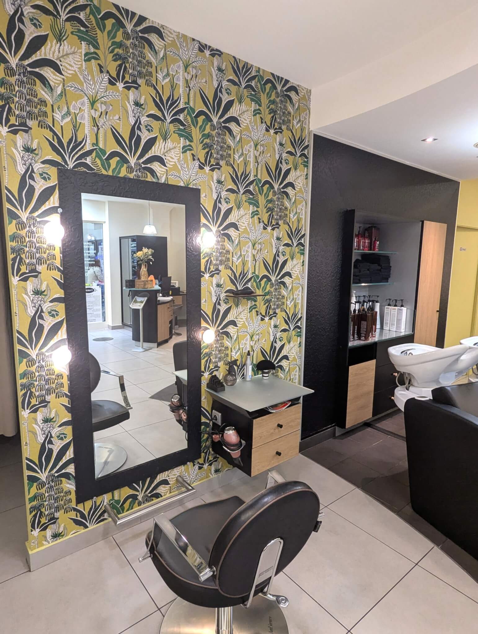 rénovation naturelle chic et chaleureuse d'un salon de coiffure