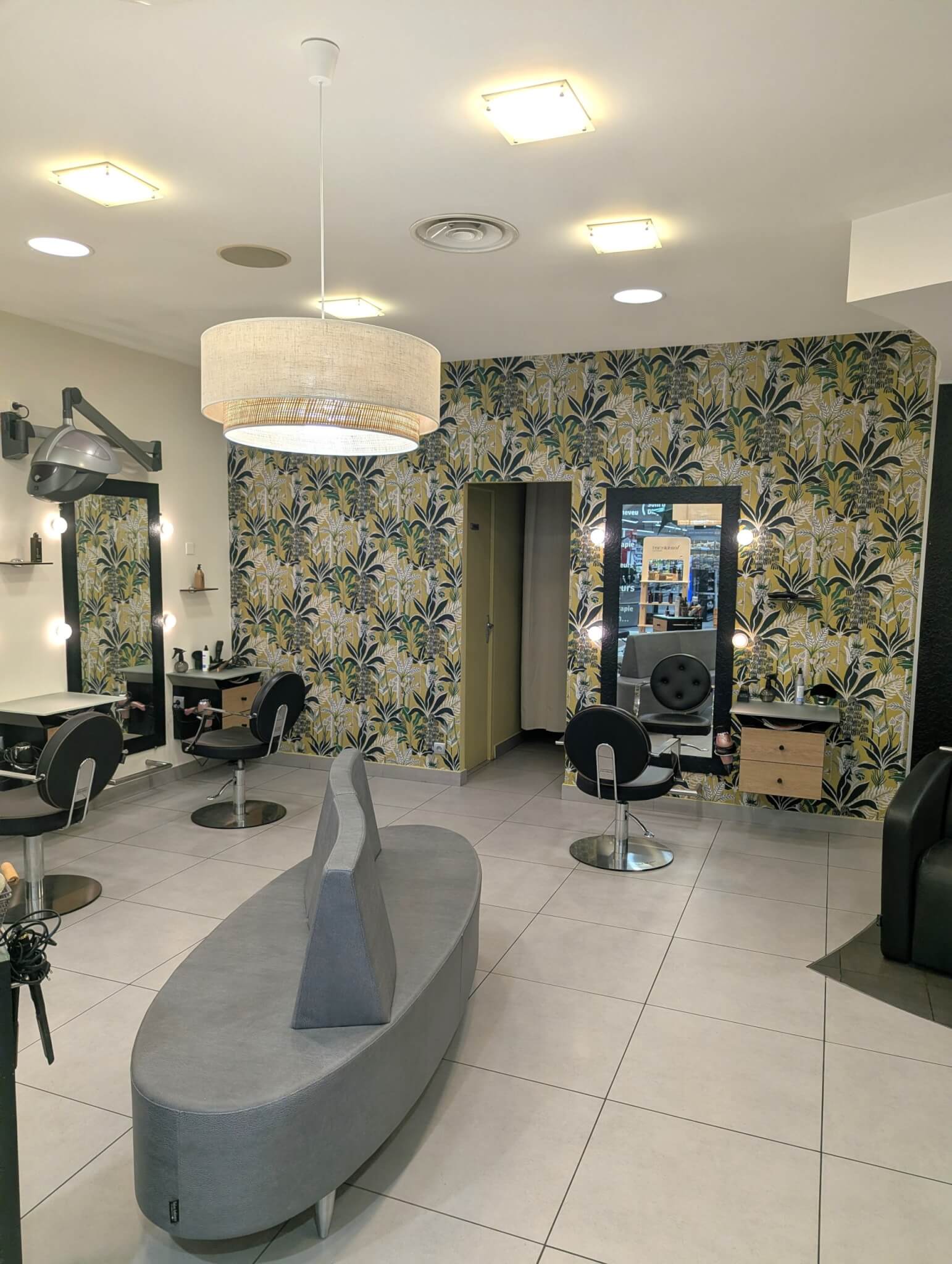 salon de coiffure accueillant et chaleureux